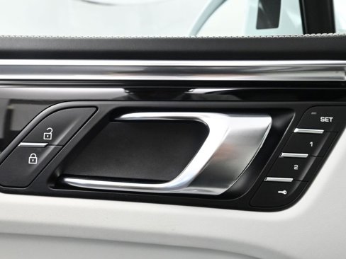 Certified 2025 Porsche Macan image 18