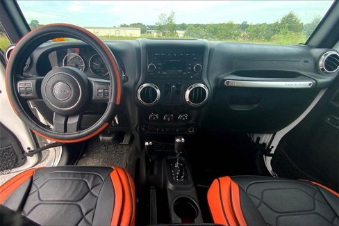 Used 2016 Jeep Wrangler Sahara w/ Connectivity Group image 16
