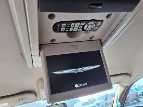 Used 2016 Chrysler Town & Country Touring image 23