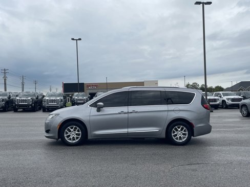 Used 2020 Chrysler Pacifica Touring-L image 4