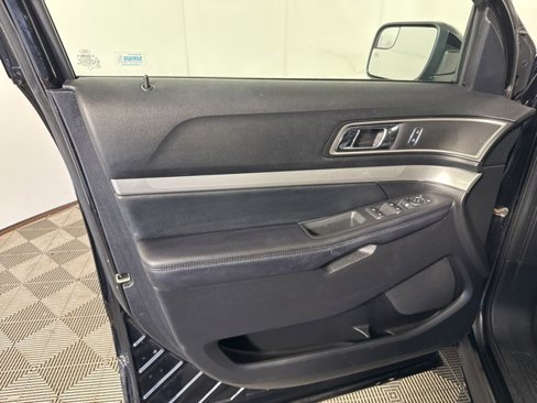 Used 2017 Ford Explorer XLT w/ Equipment Group 202A image 8
