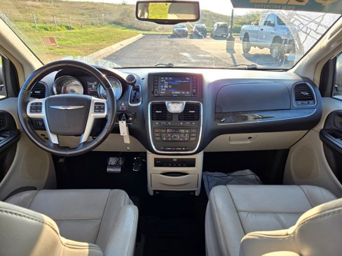 Used 2016 Chrysler Town & Country Limited Platinum image 15