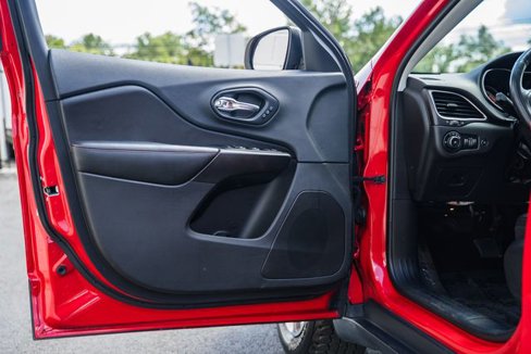 Used 2019 Jeep Cherokee Trailhawk image 39