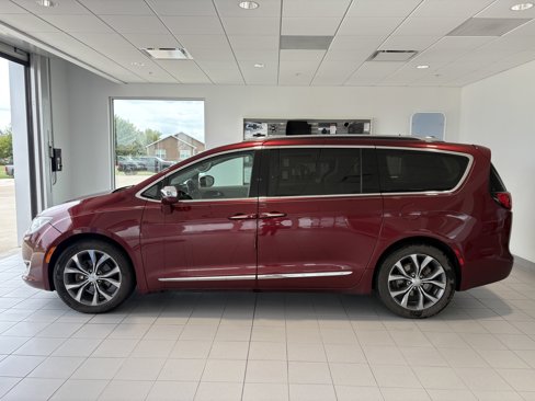 Used 2017 Chrysler Pacifica Limited image 2