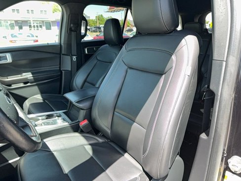 Used 2020 Ford Explorer XLT w/ Equipment Group 202A image 12