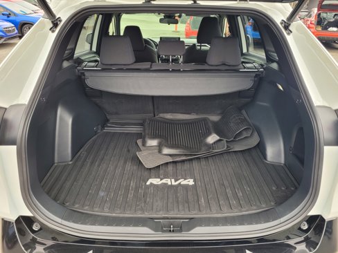 Used 2022 Toyota RAV4 SE image 10