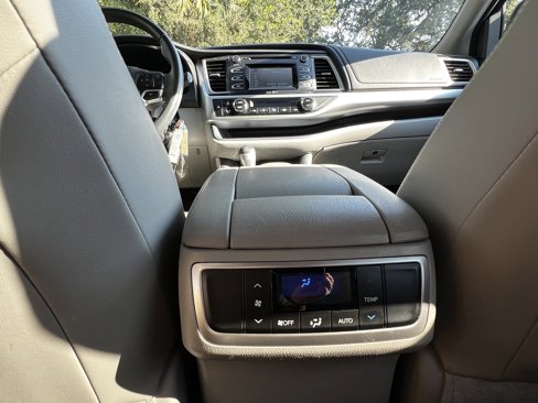 Used 2015 Toyota Highlander LE image 36