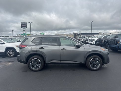 Used 2024 Nissan Rogue SV image 2