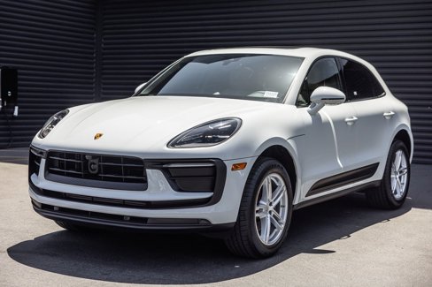 Certified 2025 Porsche Macan image 1