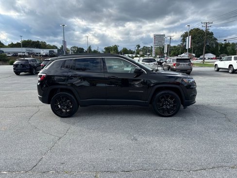 Used 2022 Jeep Compass Latitude image 2
