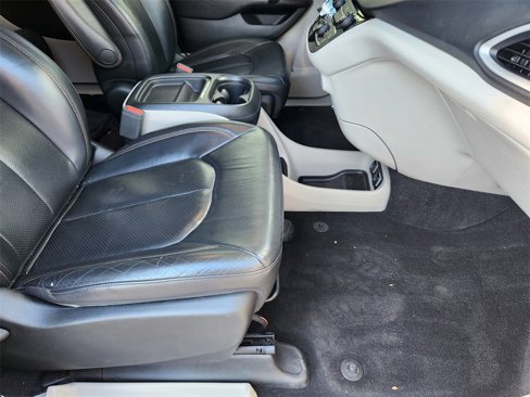 Used 2018 Chrysler Pacifica Touring-L image 16