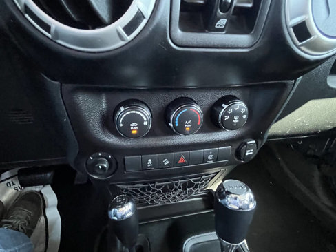 Used 2017 Jeep Wrangler Unlimited Sahara w/ Connectivity Group image 21