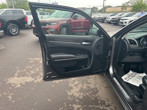Used 2017 Chrysler 300 C image 18