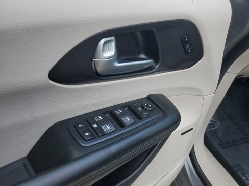 Used 2020 Chrysler Pacifica Limited w/ Advanced Safetytec Group image 7