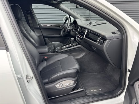 Certified 2025 Porsche Macan image 13