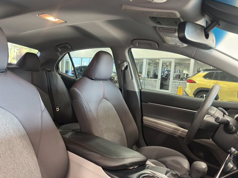 Used 2018 Toyota Camry LE image 11