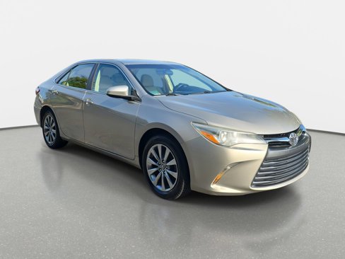 Used 2016 Toyota Camry XLE image 3