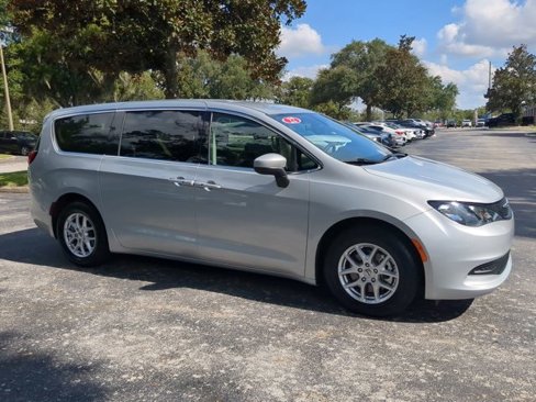 Used 2022 Chrysler Voyager LX image 2