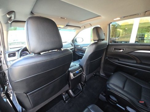 Used 2018 Toyota Highlander XLE image 16