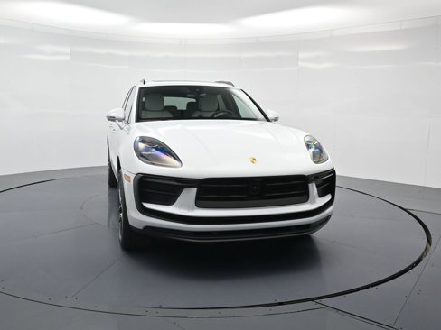 Certified 2025 Porsche Macan image 30