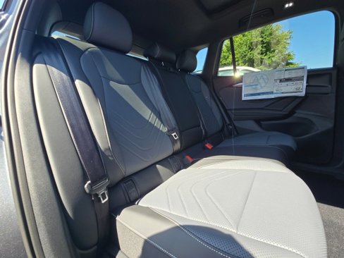 New 2025 Volkswagen Tiguan SE R-Line image 15