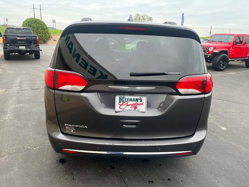 Used 2017 Chrysler Pacifica Touring-L image 6