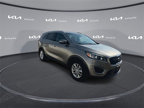 Used 2017 Kia Sorento LX w/ LX Convenience Package image 2