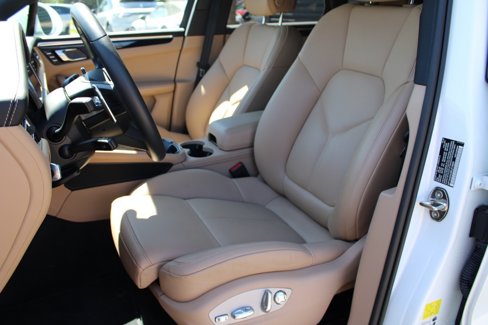Certified 2024 Porsche Macan image 5