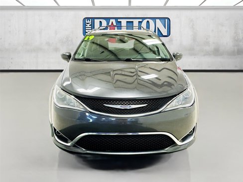 Used 2019 Chrysler Pacifica Touring-L image 2