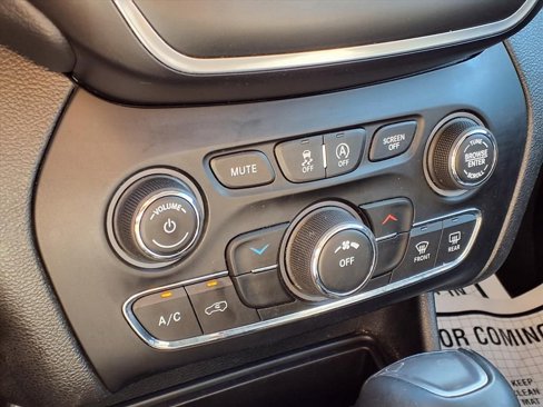 Used 2019 Jeep Cherokee Latitude Plus image 7