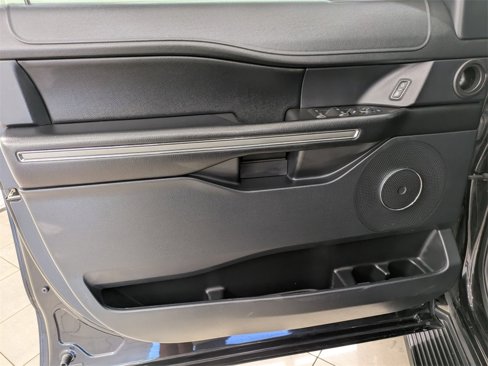 Used 2020 Ford Expedition XLT image 15