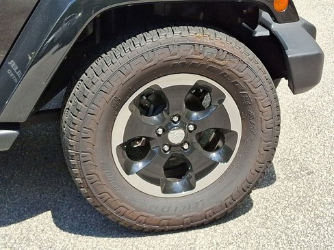 Used 2015 Jeep Wrangler Unlimited Sahara w/ Connectivity Group image 8