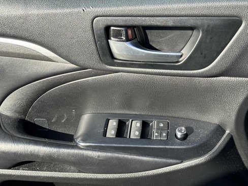 Used 2019 Toyota Highlander SE image 17