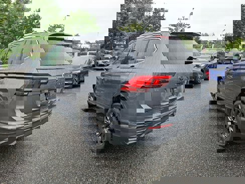 Used 2022 Volkswagen Tiguan SE image 4