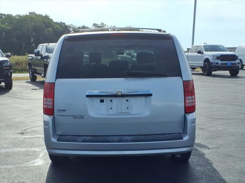 Used 2008 Chrysler Town & Country Touring image 29