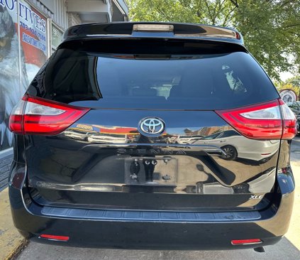 Used 2016 Toyota Sienna XLE image 2