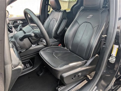Used 2024 Chrysler Pacifica Premium image 15