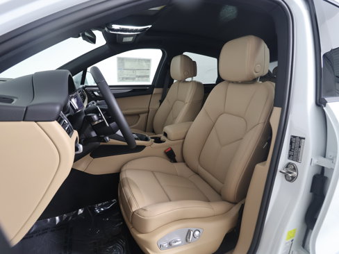 New 2025 Porsche Macan image 5