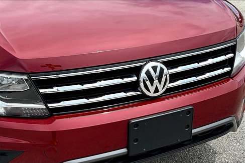 Used 2018 Volkswagen Tiguan SE w/ Panoramic Sunroof Package image 11