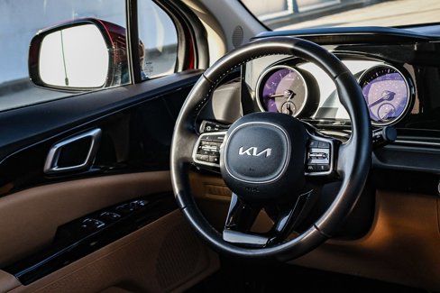 Used 2024 Kia Carnival EX image 17