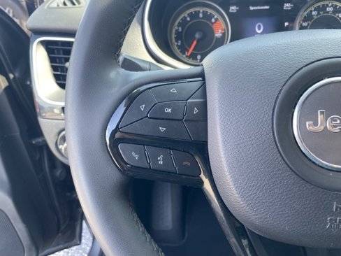 Used 2023 Jeep Cherokee Altitude Lux image 25