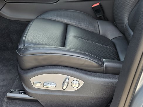 Certified 2025 Porsche Macan Turbo image 32