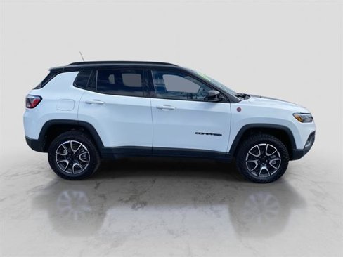 Used 2024 Jeep Compass Trailhawk image 9