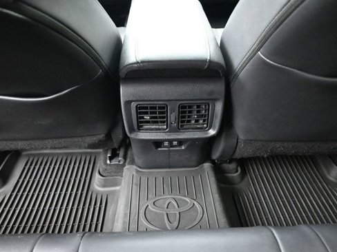 Certified 2022 Toyota Venza XLE image 27