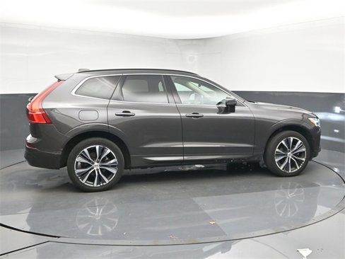 Used 2022 Volvo XC60 B5 Momentum w/ Climate Package image 8