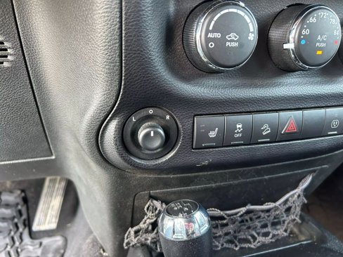 Used 2015 Jeep Wrangler Unlimited Sahara w/ Connectivity Group image 31