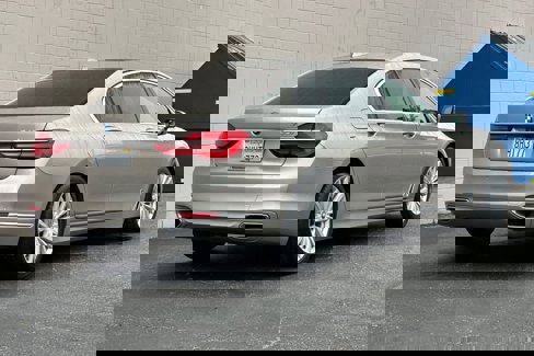 Used 2016 BMW 740i image 2