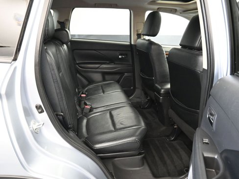 Used 2015 Mitsubishi Outlander SE image 42