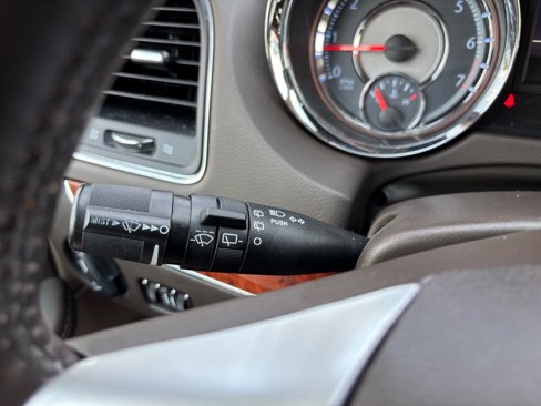 Used 2015 Chrysler Town & Country Touring image 28