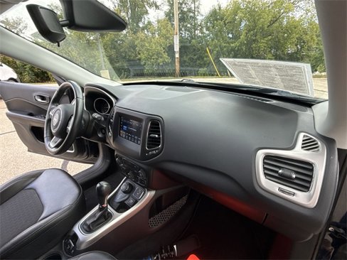 Used 2019 Jeep Compass Latitude image 28